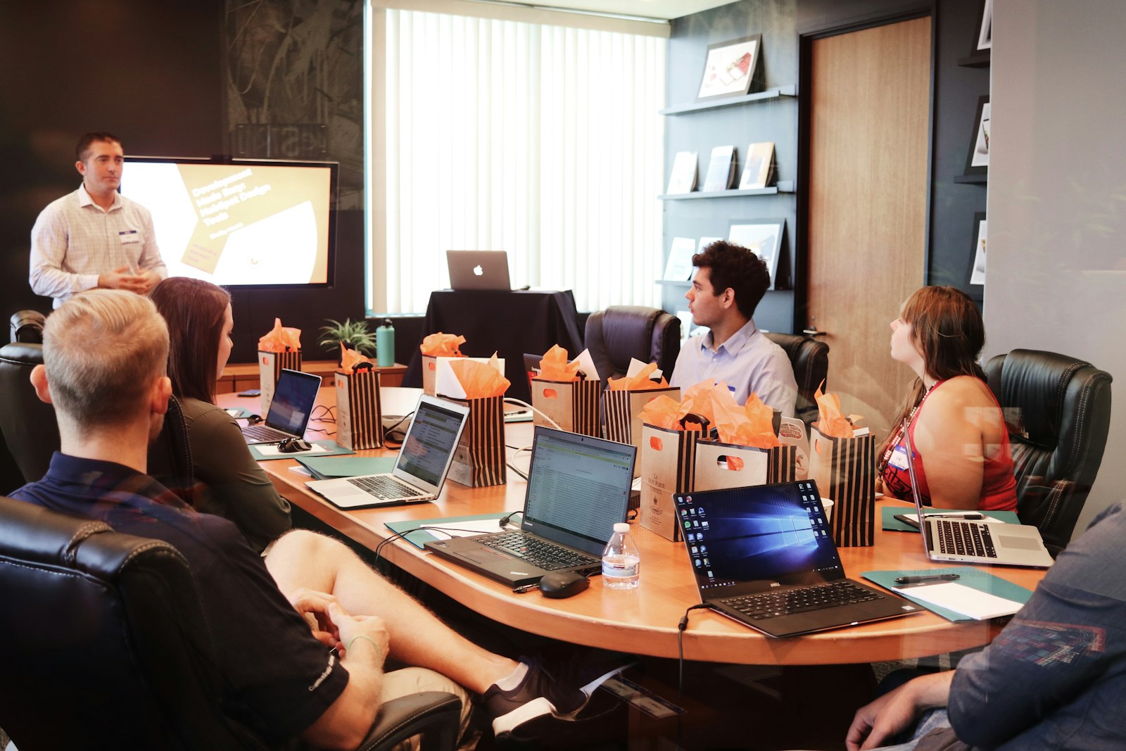 Reunión de estrategia digital con un equipo frente a portátiles