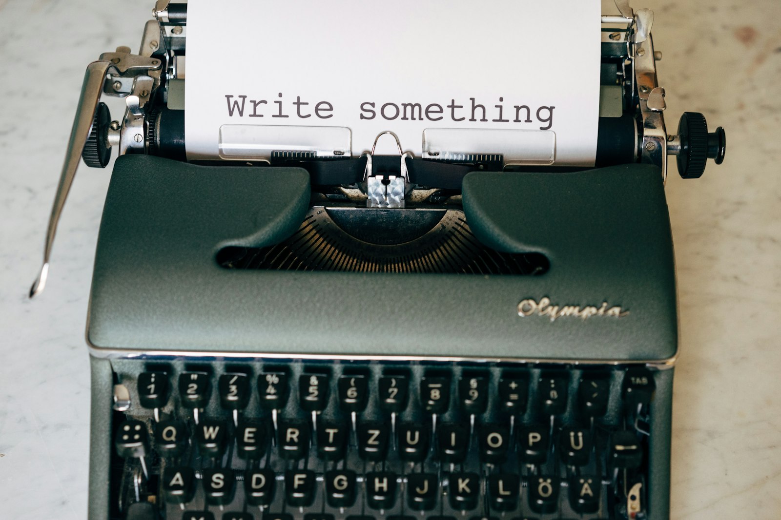 Máquina de escribir con una hoja lista para escribir un guion