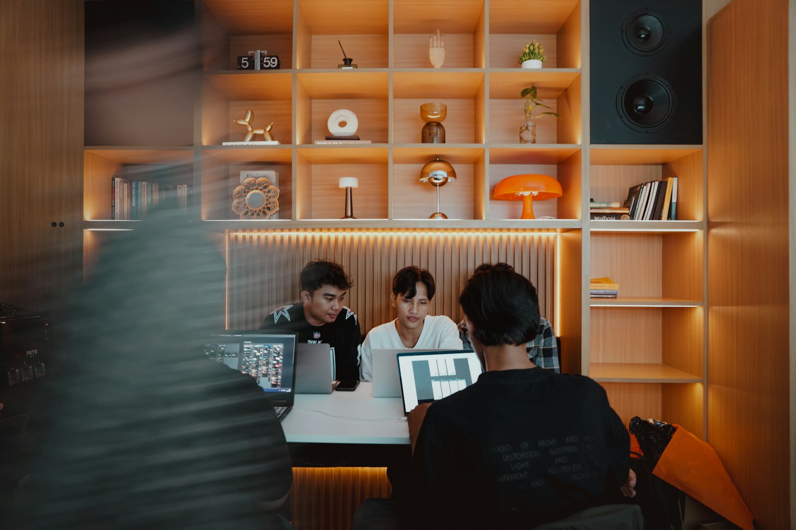 Equipo creativo trabajando junto en sus computadoras