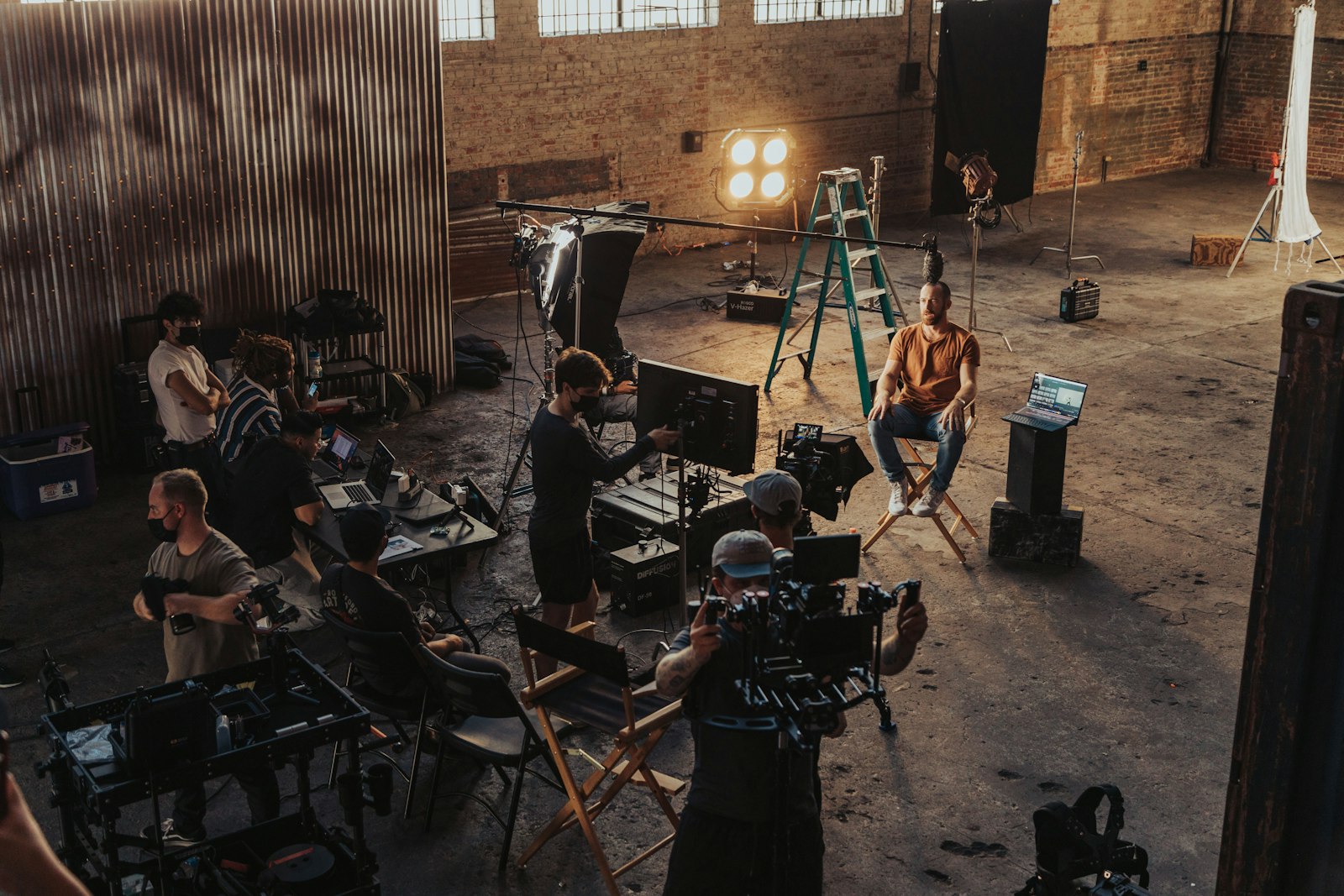 Equipo de producción audiovisual alrededor de una cámara